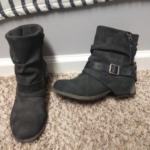 New dusty gray buckle boots